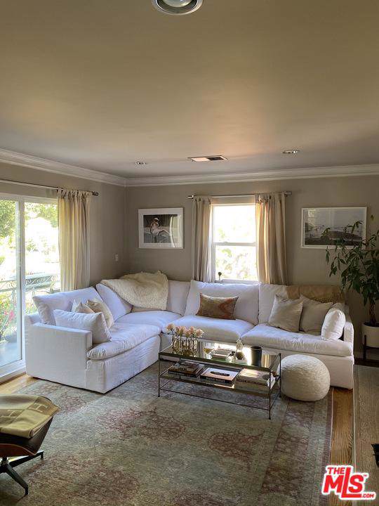 8950 Burton Way - Photo 1