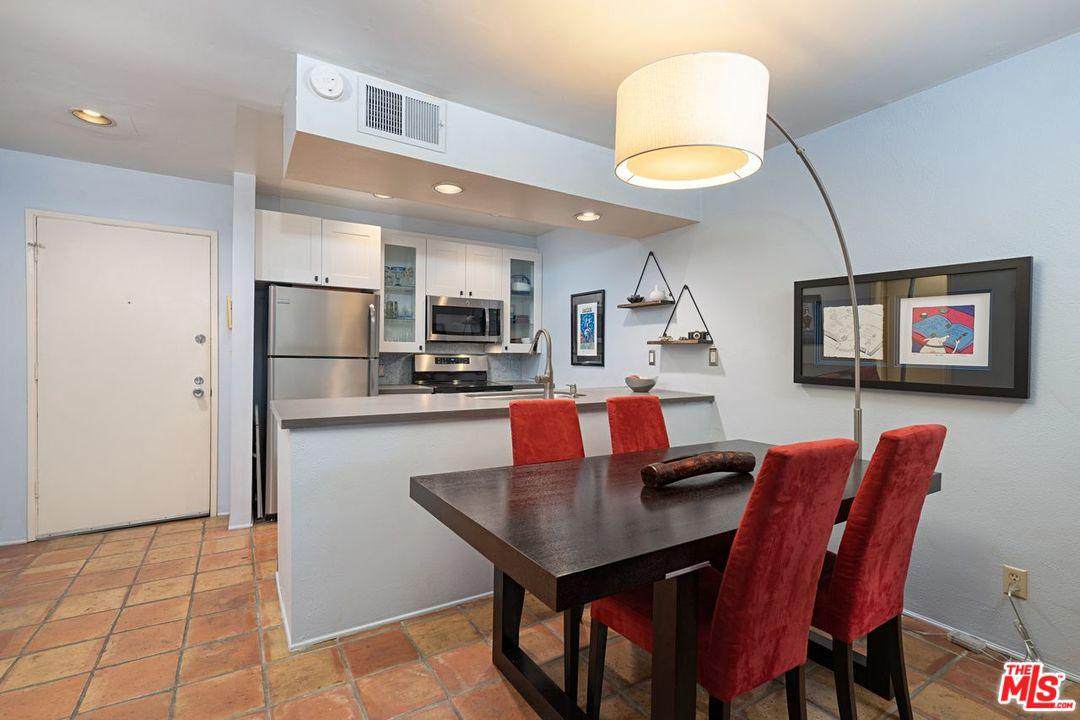 750 Kings Rd - Photo 1