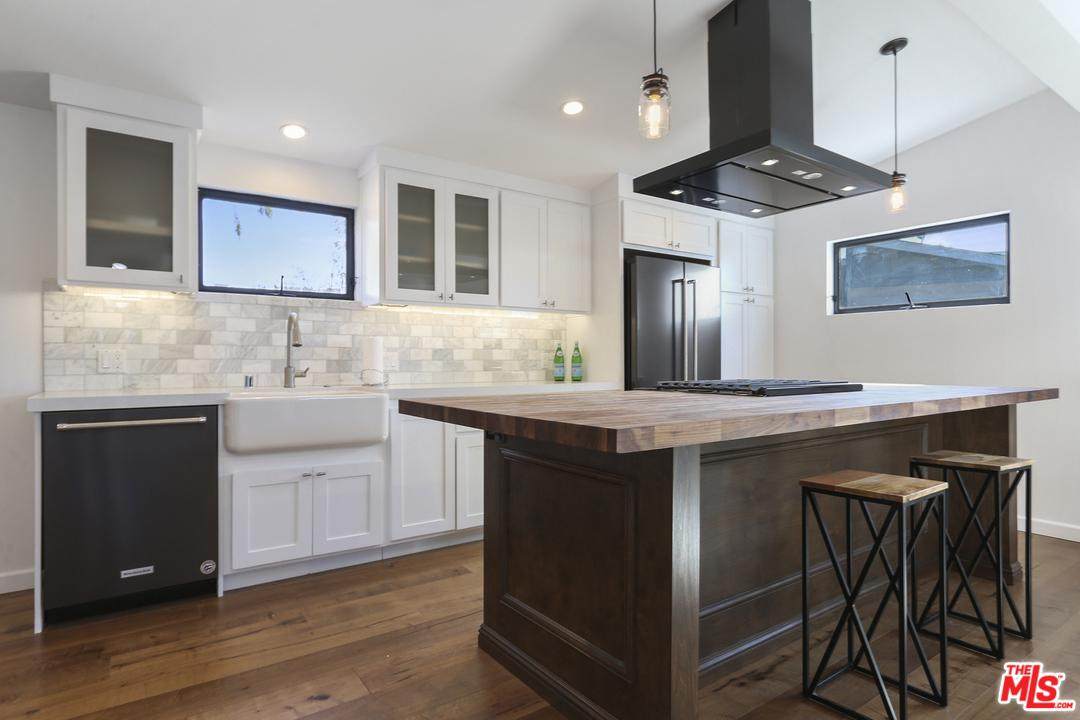 25 Bali Ln - Photo 1