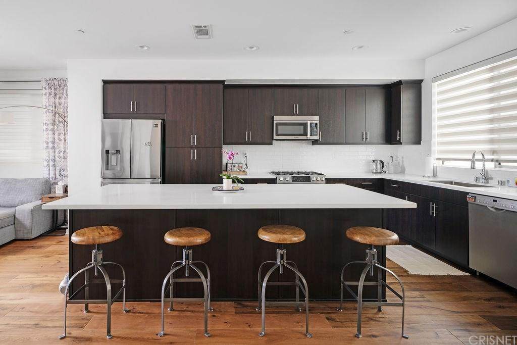 13143 Victory Boulevard - Photo 1