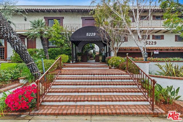 5229 Balboa - Photo 1