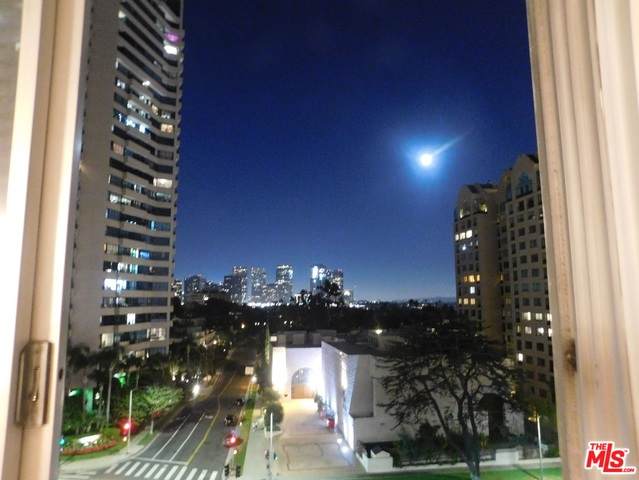 10501 Wilshire - Photo 1