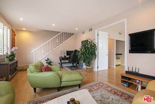 1049 16TH St - Photo 1