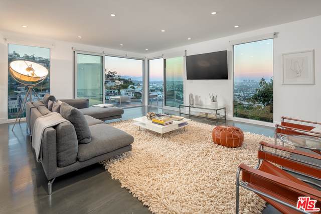 8646 Hollywood - Photo 1