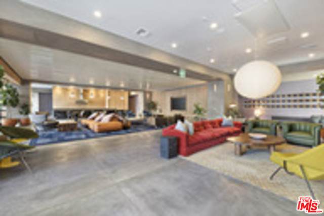 6200 Hollywood - Photo 1