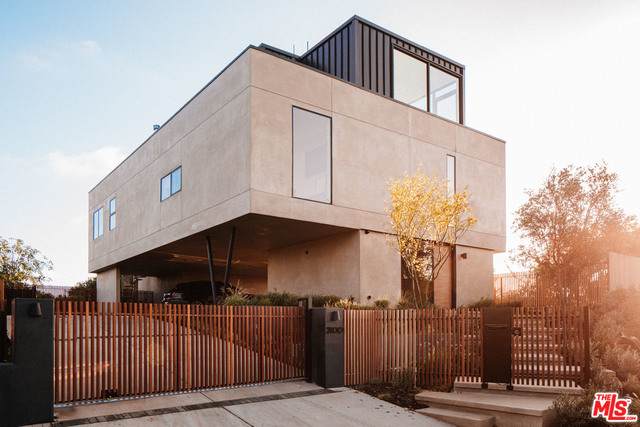 2100 Fargo St - Photo 1
