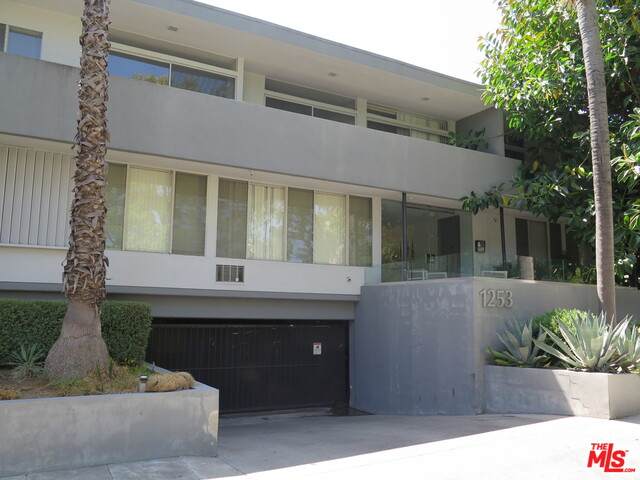 1253 Hayworth Ave - Photo 1