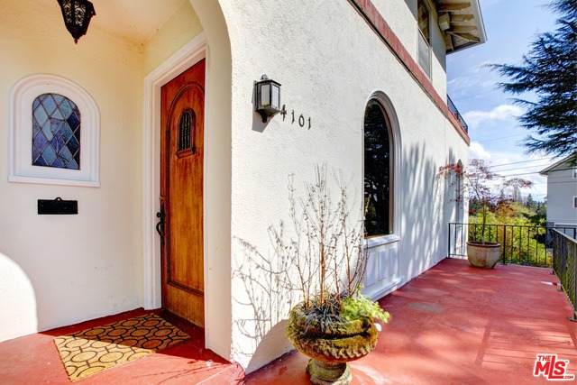 944 Robinson St - Photo 1