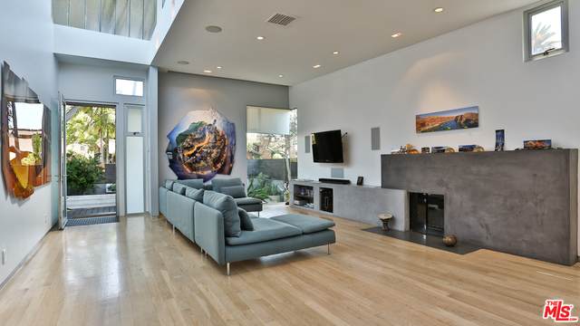 615 Victoria Ave - Photo 1