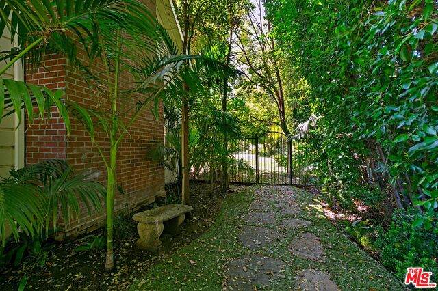 703 Beverly Dr - Photo 1