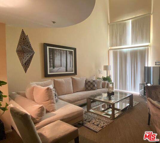 620 Gramercy Pl - Photo 1