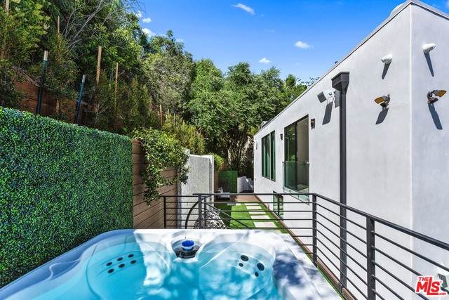8605 Hollywood - Photo 1