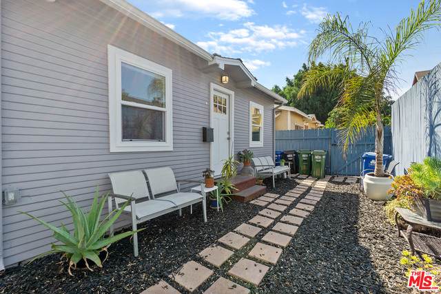 1142 Oxford Ave - Photo 1