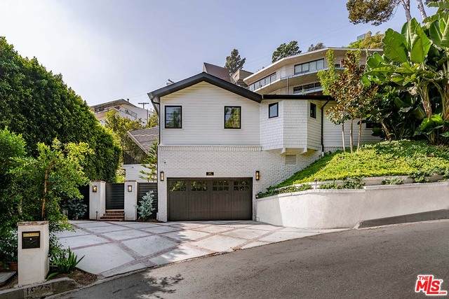 1625 Queens Rd - Photo 1