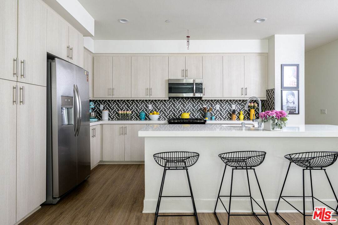 2111 Cahuenga Blvd - Photo 1