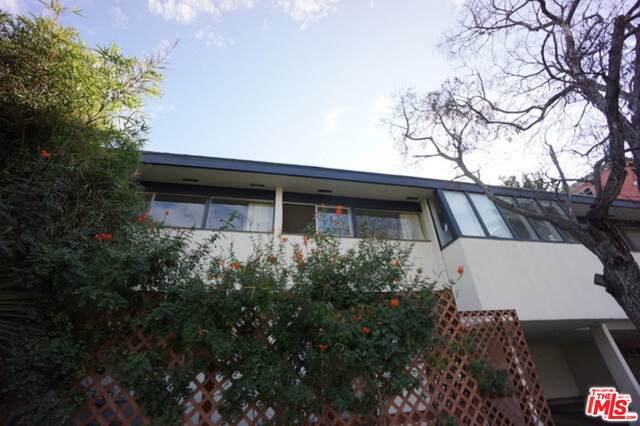 1233 Barry Ave - Photo 1