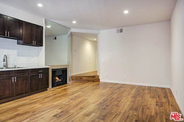941 Carson St - Photo 1