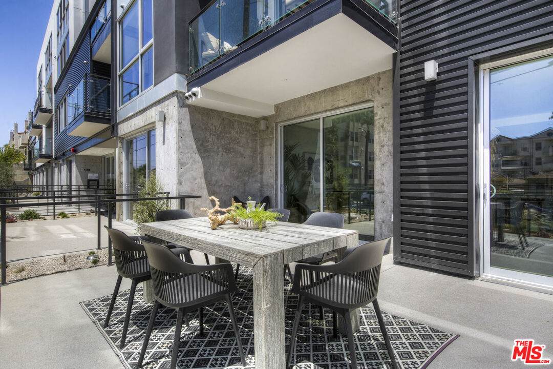 957 Figueroa Ter - Photo 1