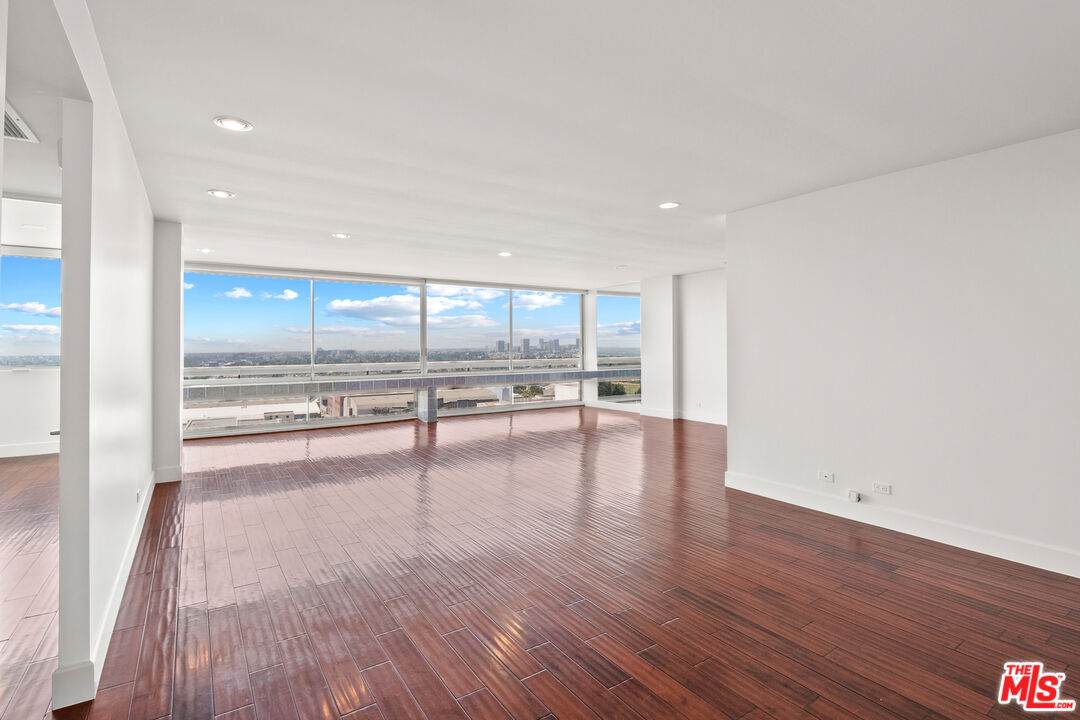 2220 Avenue Of The Stars - Photo 1