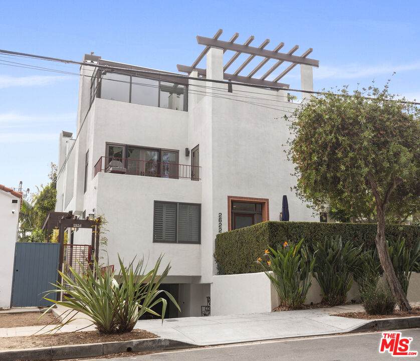 2620 Highland Ave - Photo 1