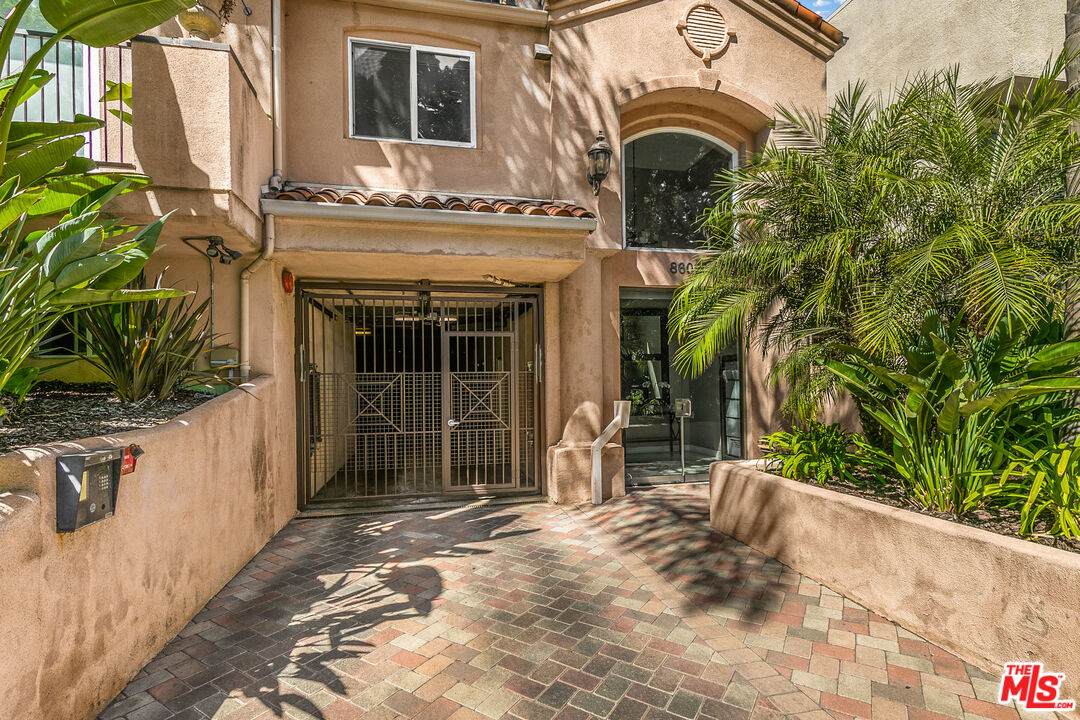 8609 West Knoll Dr - Photo 1