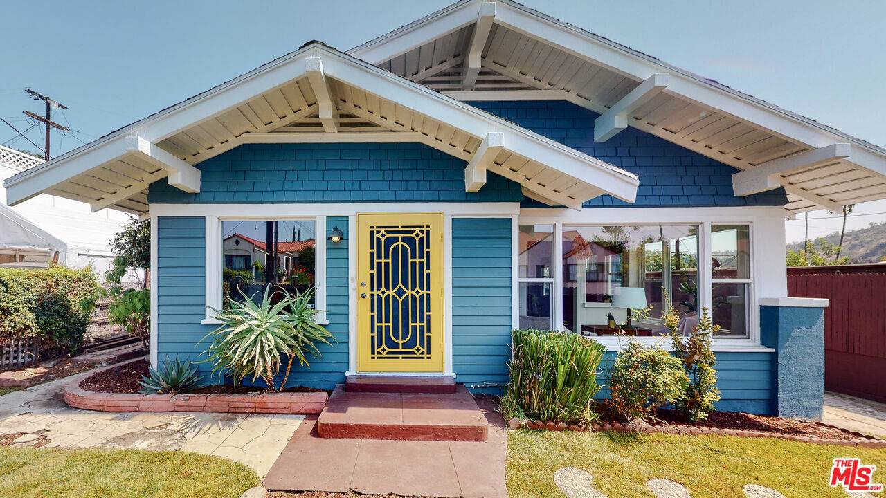 241 Avenue 52 - Photo 1