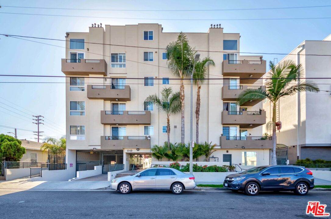 1049 Hobart Blvd - Photo 1