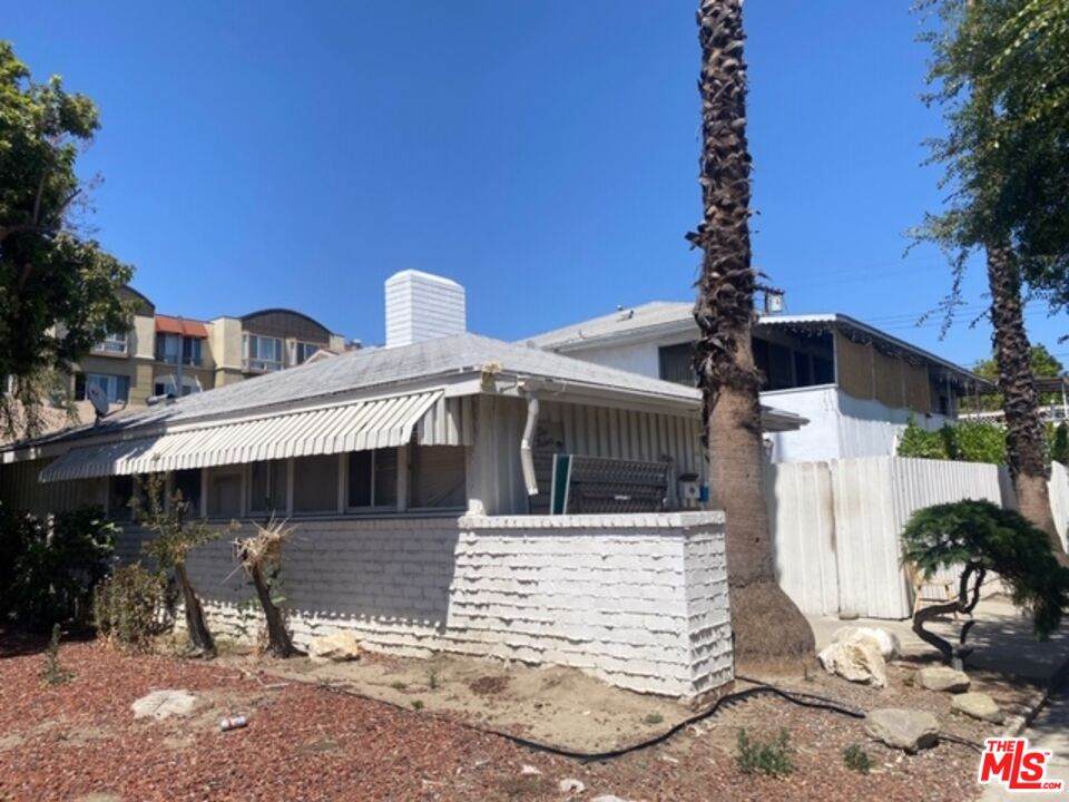 6716 Whitsett Ave - Photo 1