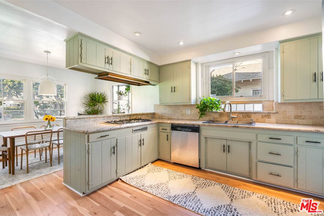 14358 Cohasset St - Photo 1