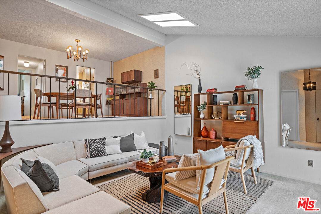 4319 Redwood Ave - Photo 1
