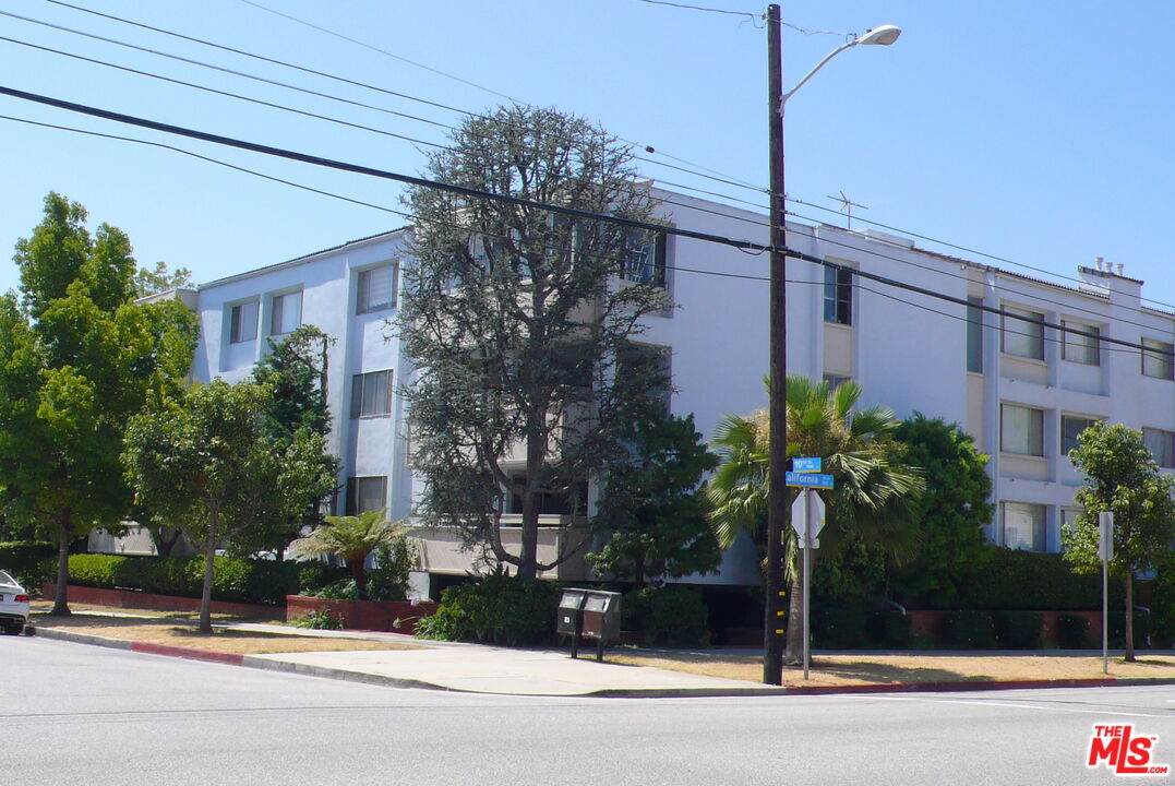930 California Ave - Photo 1