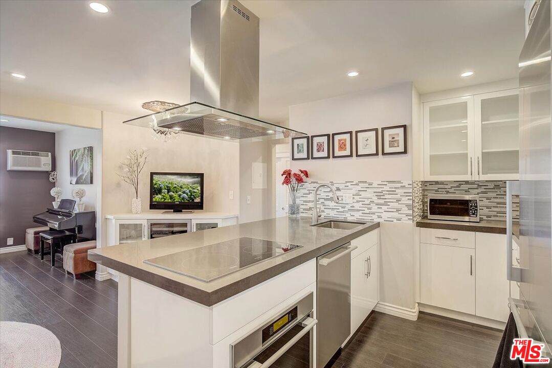 1440 Veteran Ave - Photo 1