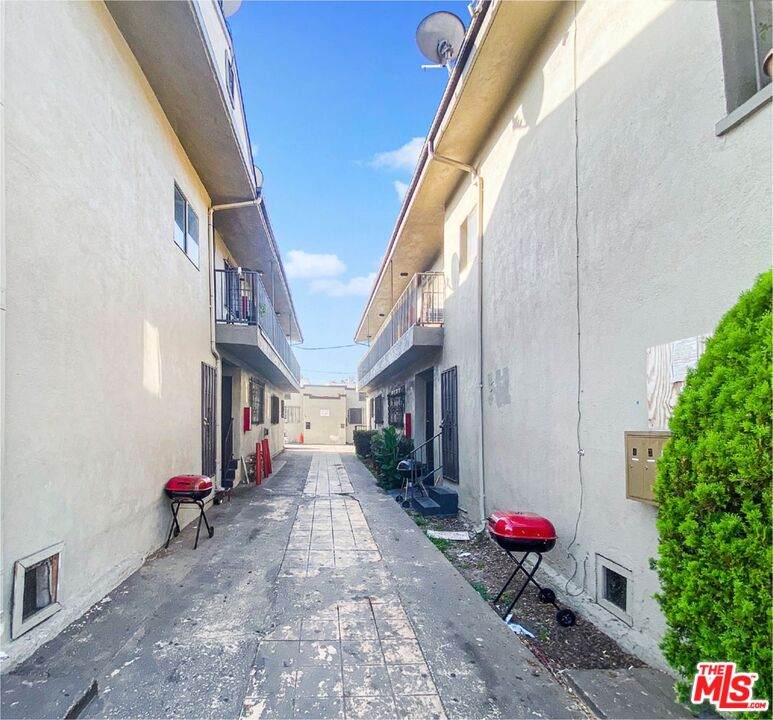 5380 Romaine St - Photo 1