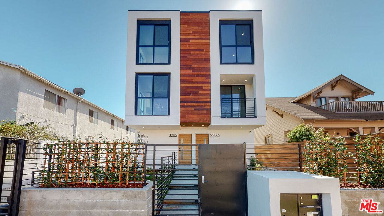 3204-1/2 16Th Pl - Photo 1