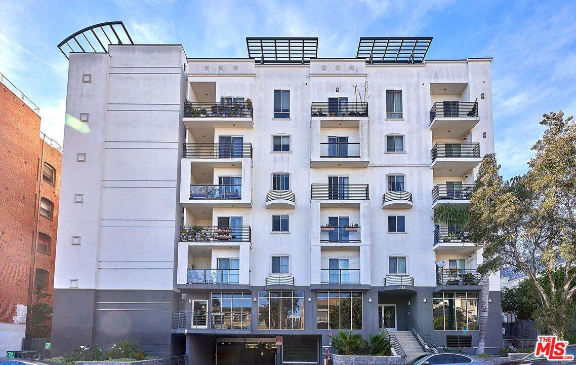 733 Manhattan - Photo 1