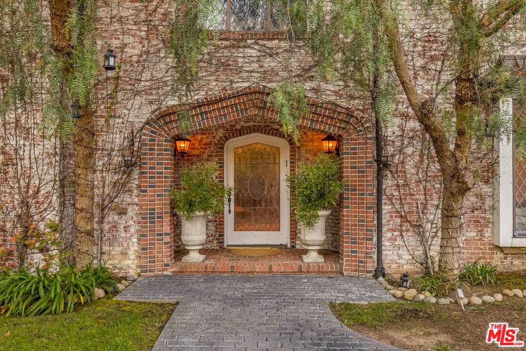 1215 Benedict Canyon Dr - Photo 1