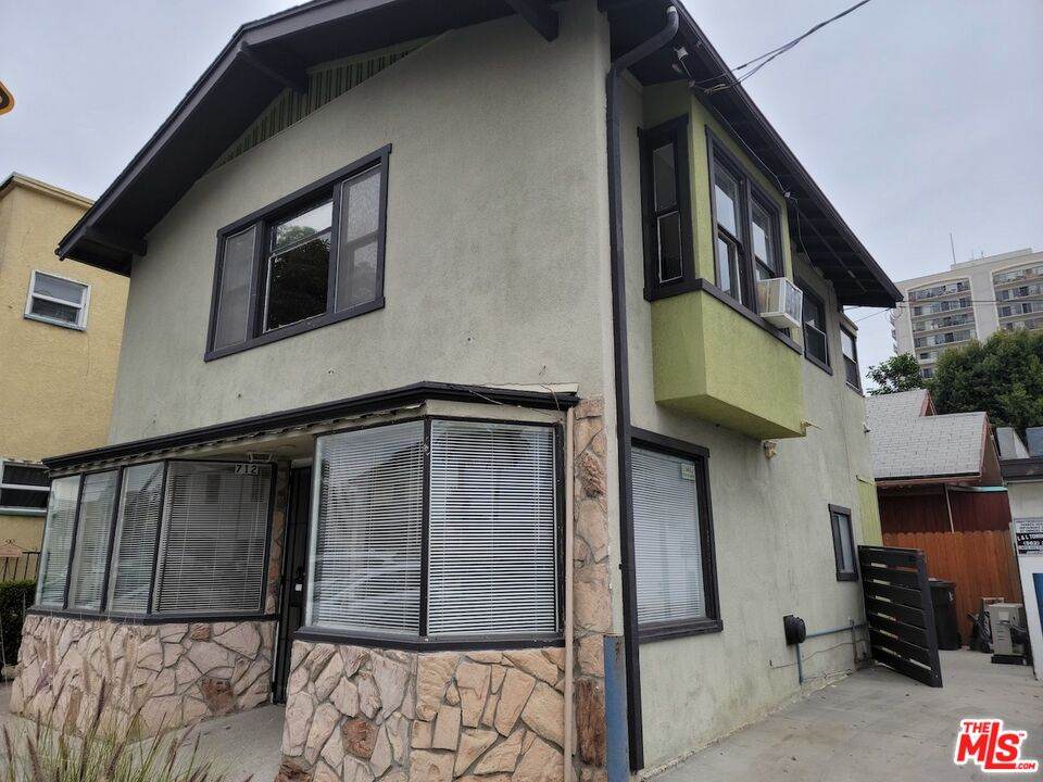 702 Cedar Ave - Photo 1