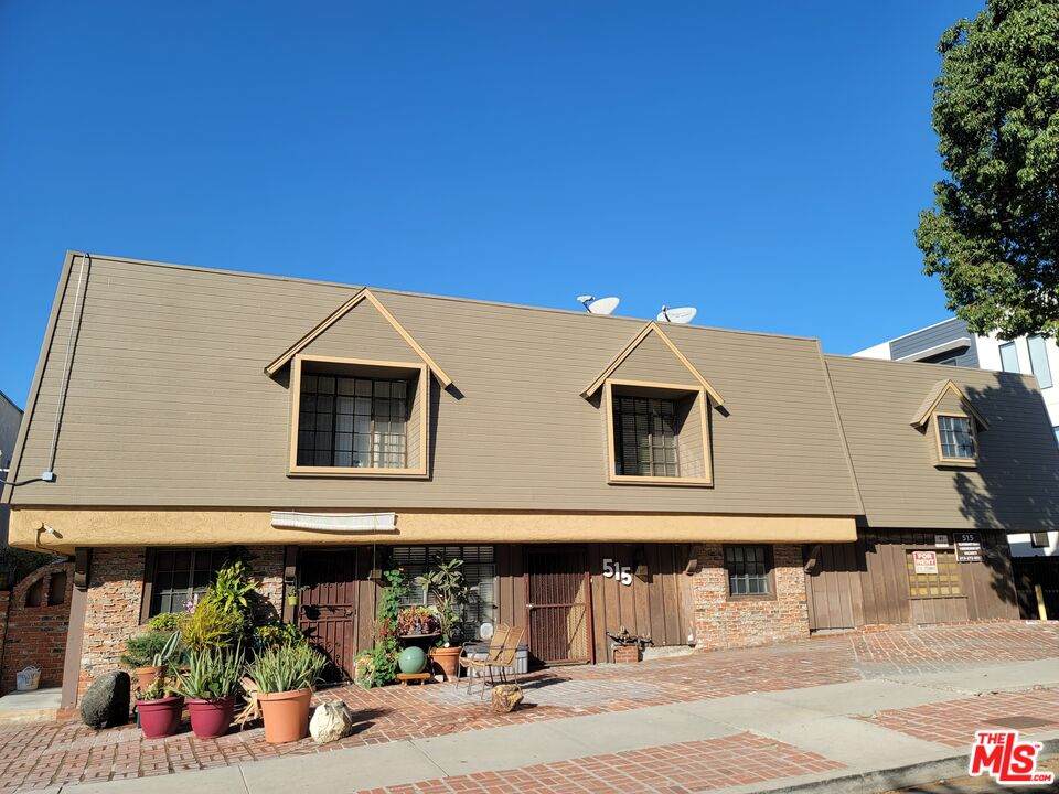 517 Hobart Blvd - Photo 1
