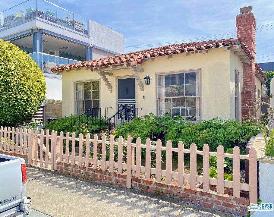1423 Bay Ave - Photo 1