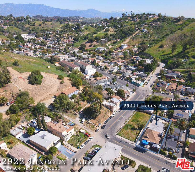 2922 Lincoln Park Ave - Photo 1