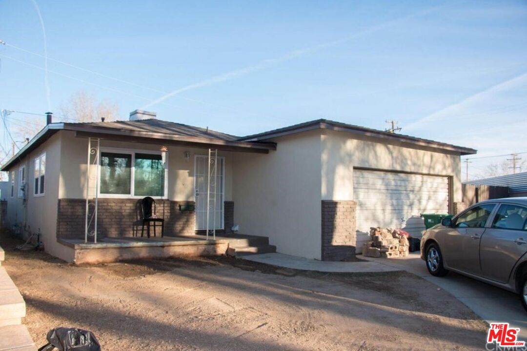 300 Avenue J9 - Photo 1