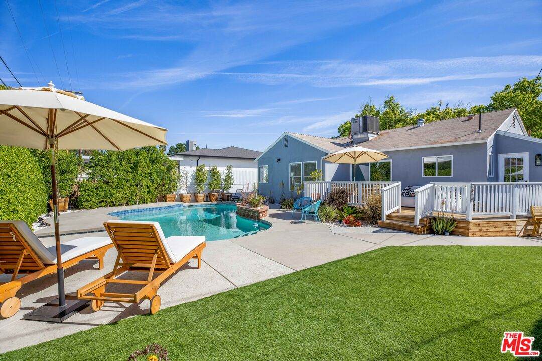6207 Balcom Ave - Photo 1
