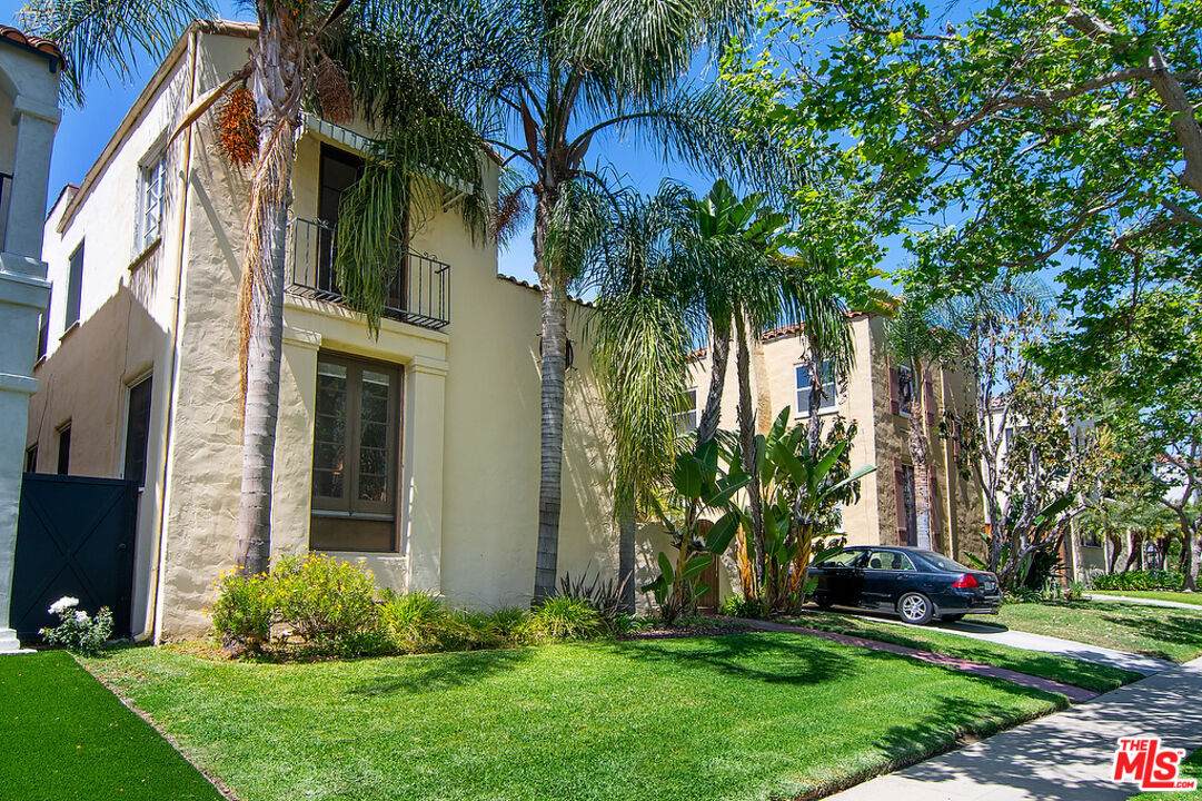1071 Hayworth Ave - Photo 1