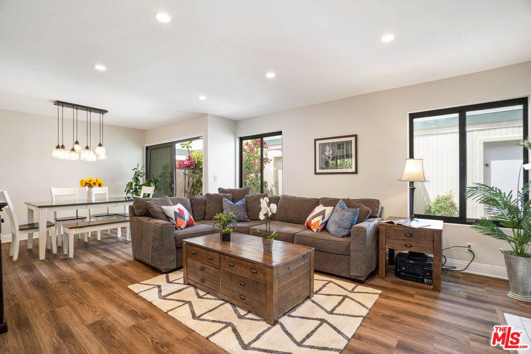 10566 Sunland Blvd - Photo 1