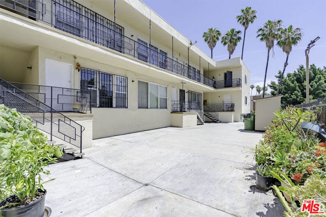 741 Hobart Blvd - Photo 1