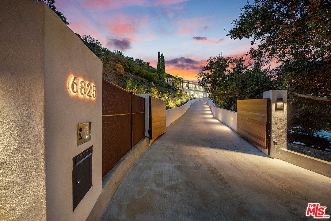 6825 Mulholland Dr - Photo 1