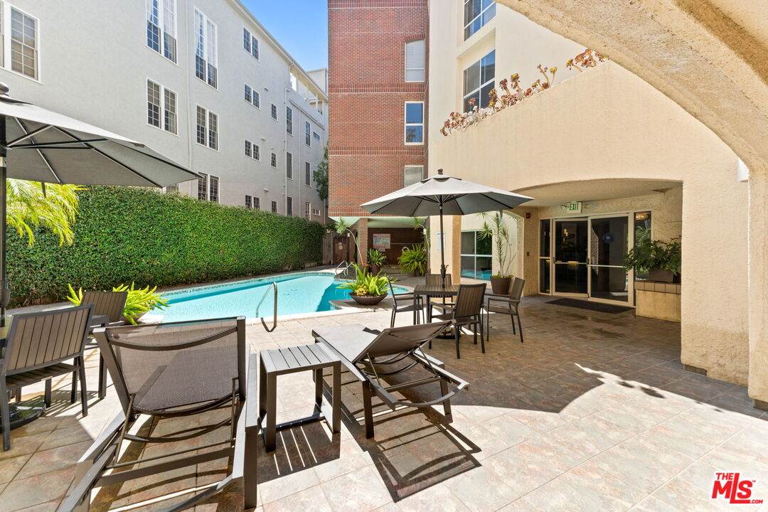 410 Barrington Ave - Photo 1
