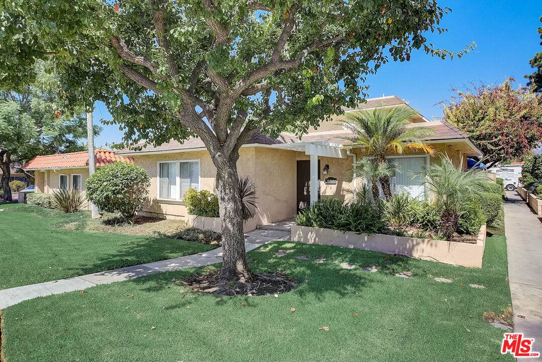 911 Las Lomas Dr - Photo 1