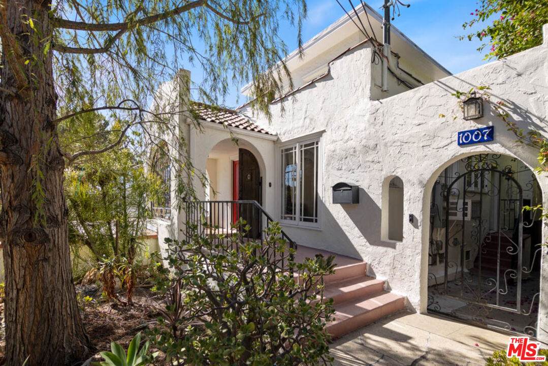 1007 Sanborn Ave - Photo 1