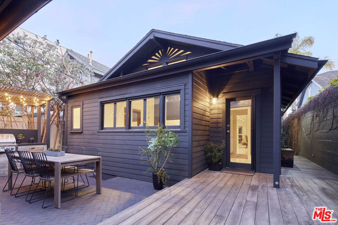 225 Windward Ave - Photo 1